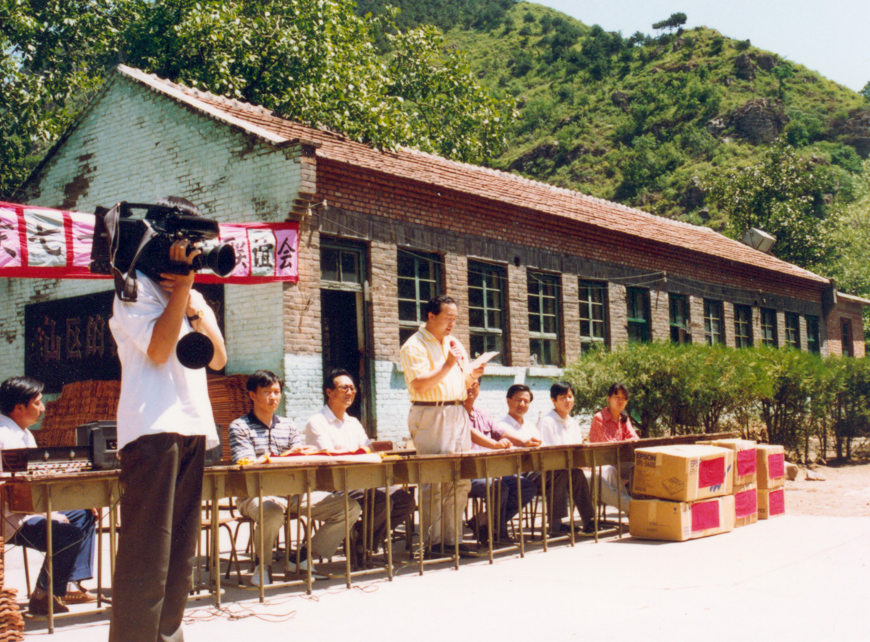 1996-1997年，捐助北京平谷塔洼小学，累计捐款数万元，捐书2000本