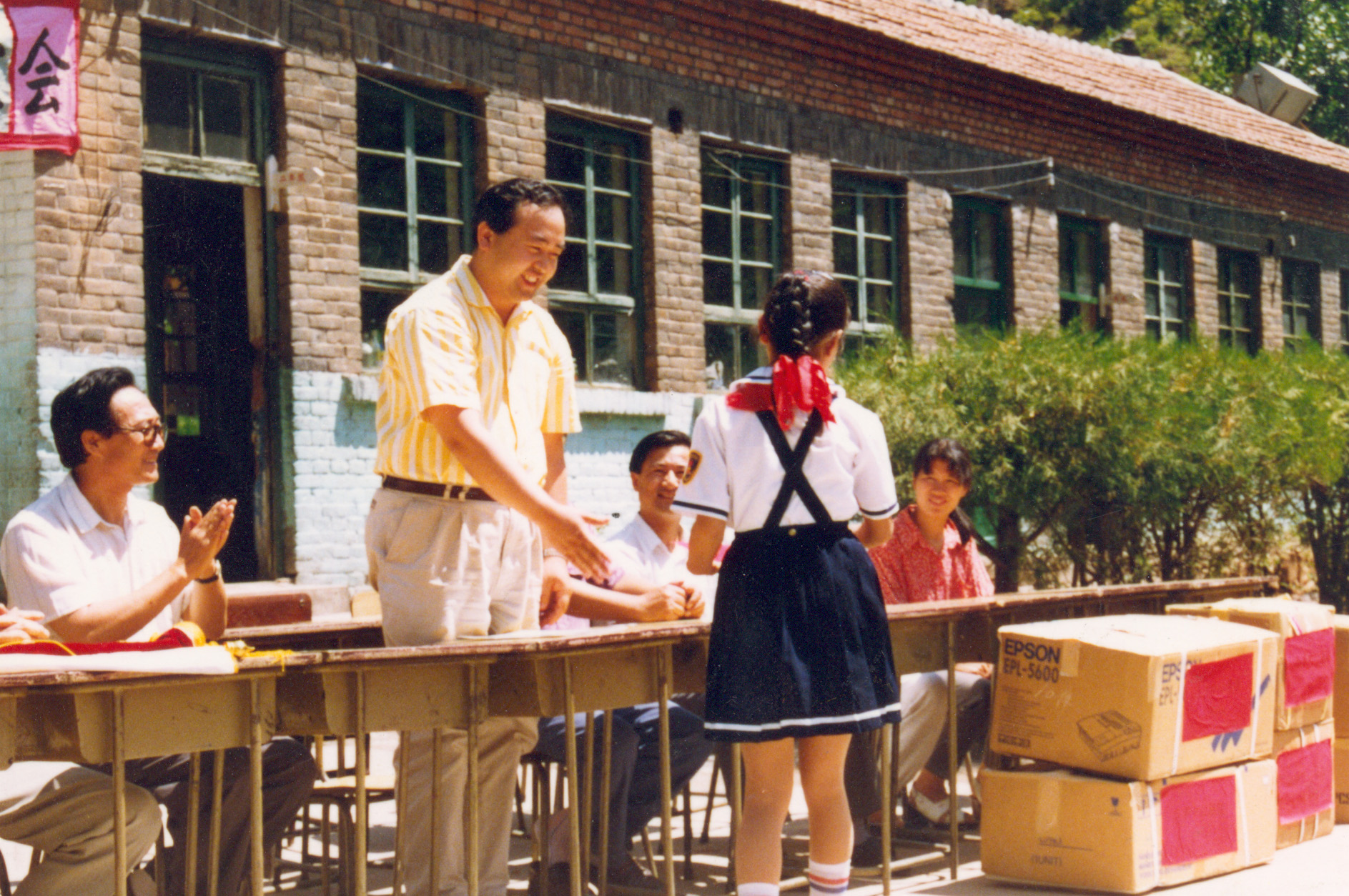 1996-1997年，捐助北京平谷塔洼小学，累计捐款数万元，捐书2000本